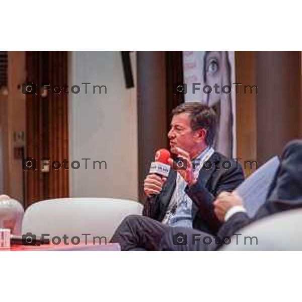 Bergamo, 23 ottobre 2026 – Un momento della nuova edizione del "Festival del Sarà – Dialoghi sul futuro", intitolata "Europa allo specchio", tenutasi presso la sede del CIID al Monastero di Astino. Durante l\'evento si sono svolti dibattiti dedicati a geopolitica, difesa, energia e identità europea, con i saluti istituzionali della sindaca di Bergamo Elena Carnevali, della sindaca di Brescia Laura Castelletti e del presidente della Camera di Commercio Giovanni Zambonelli. Tra i momenti principali, il dialogo tra Roberto Cingolani e l\'ideatore del festival Antonello Barone, culminato con la consegna del primo "Premio Sarà" da parte della fondatrice del CIID Simona Maschi, seguito dal panel sul tema delle democrazie alla prova con l\'europarlamentare Giorgio Gori. in foto: Giorgio Gori