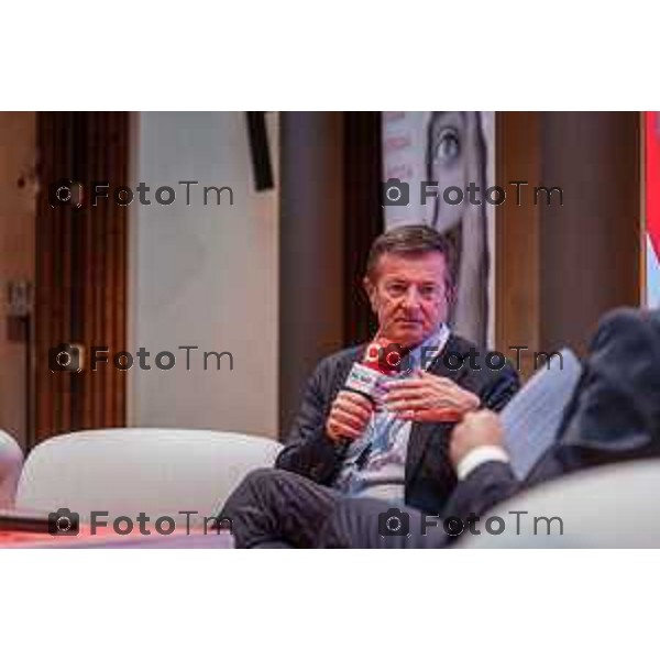 Bergamo, 23 ottobre 2026 – Un momento della nuova edizione del "Festival del Sarà – Dialoghi sul futuro", intitolata "Europa allo specchio", tenutasi presso la sede del CIID al Monastero di Astino. Durante l\'evento si sono svolti dibattiti dedicati a geopolitica, difesa, energia e identità europea, con i saluti istituzionali della sindaca di Bergamo Elena Carnevali, della sindaca di Brescia Laura Castelletti e del presidente della Camera di Commercio Giovanni Zambonelli. Tra i momenti principali, il dialogo tra Roberto Cingolani e l\'ideatore del festival Antonello Barone, culminato con la consegna del primo "Premio Sarà" da parte della fondatrice del CIID Simona Maschi, seguito dal panel sul tema delle democrazie alla prova con l\'europarlamentare Giorgio Gori. in foto: Giorgio Gori