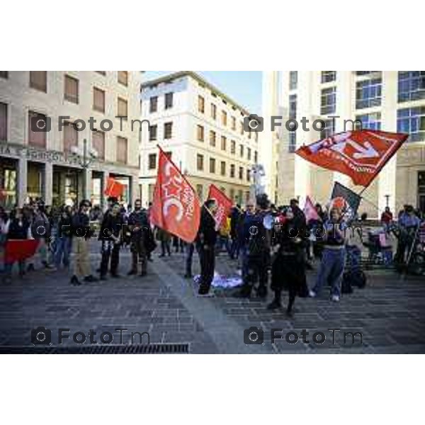 Bergamo protesta contro il caro vita e la scuola 24 ottobre 2026 cronaca Bergamo Italia Foto Tiziano Manzoni Lapresse