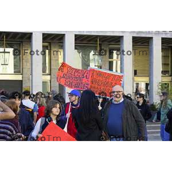 Bergamo protesta contro il caro vita e la scuola 24 ottobre 2026 cronaca Bergamo Italia Foto Tiziano Manzoni Lapresse
