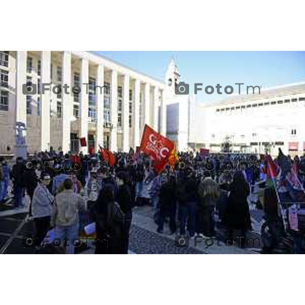 Bergamo protesta contro il caro vita e la scuola 24 ottobre 2026 cronaca Bergamo Italia Foto Tiziano Manzoni Lapresse