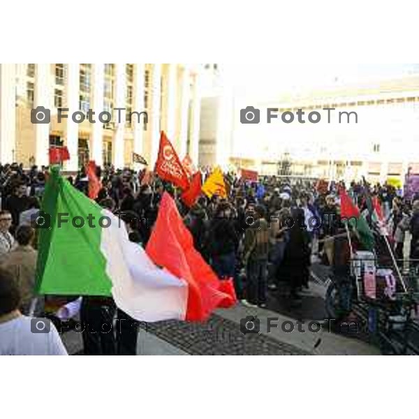Bergamo protesta contro il caro vita e la scuola 24 ottobre 2026 cronaca Bergamo Italia Foto Tiziano Manzoni Lapresse