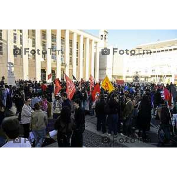 Bergamo protesta contro il caro vita e la scuola 24 ottobre 2026 cronaca Bergamo Italia Foto Tiziano Manzoni Lapresse