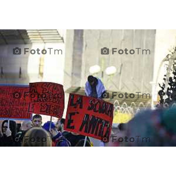 Bergamo protesta contro il caro vita e la scuola 24 ottobre 2026 cronaca Bergamo Italia Foto Tiziano Manzoni Lapresse