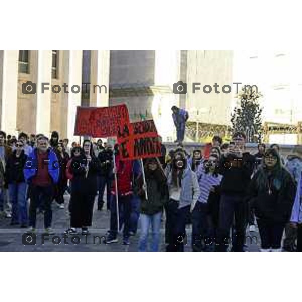 Bergamo protesta contro il caro vita e la scuola 24 ottobre 2026 cronaca Bergamo Italia Foto Tiziano Manzoni Lapresse