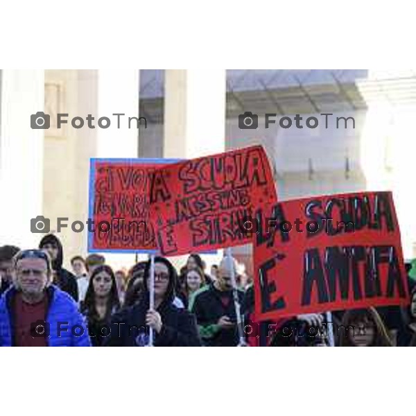 Bergamo protesta contro il caro vita e la scuola 24 ottobre 2026 cronaca Bergamo Italia Foto Tiziano Manzoni Lapresse