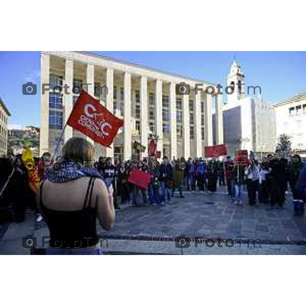 Bergamo protesta contro il caro vita e la scuola 24 ottobre 2026 cronaca Bergamo Italia Foto Tiziano Manzoni Lapresse