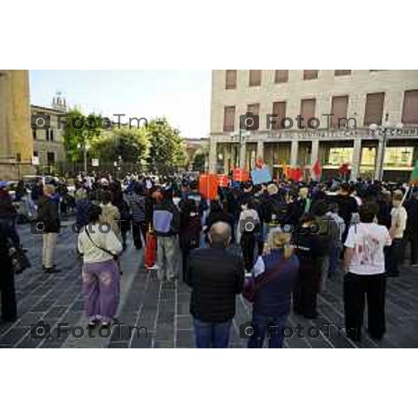 Bergamo protesta contro il caro vita e la scuola 24 ottobre 2026 cronaca Bergamo Italia Foto Tiziano Manzoni Lapresse