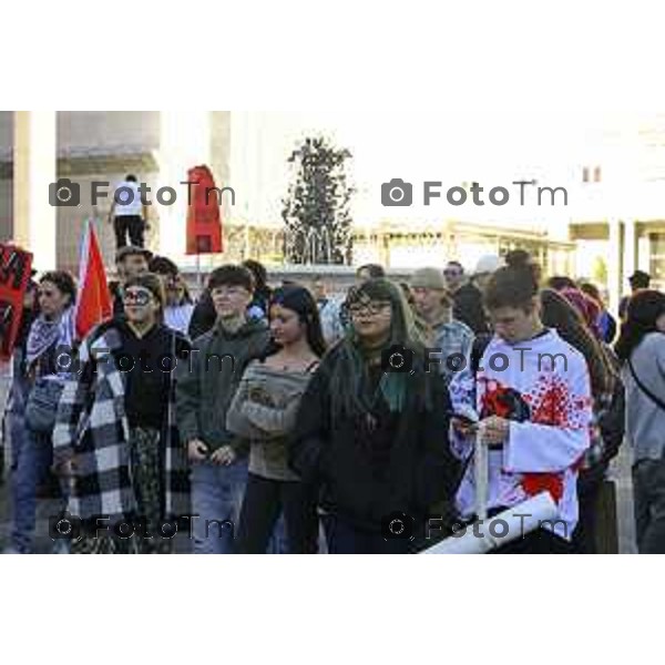 Bergamo protesta contro il caro vita e la scuola 24 ottobre 2026 cronaca Bergamo Italia Foto Tiziano Manzoni Lapresse