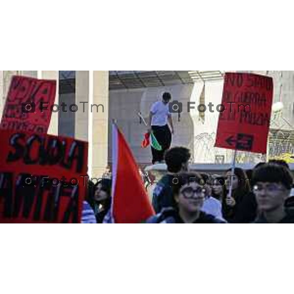 Bergamo protesta contro il caro vita e la scuola 24 ottobre 2026 cronaca Bergamo Italia Foto Tiziano Manzoni Lapresse