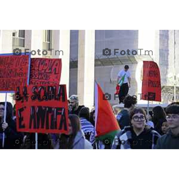Bergamo protesta contro il caro vita e la scuola 24 ottobre 2026 cronaca Bergamo Italia Foto Tiziano Manzoni Lapresse