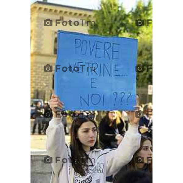 Bergamo protesta contro il caro vita e la scuola 24 ottobre 2026 cronaca Bergamo Italia Foto Tiziano Manzoni Lapresse