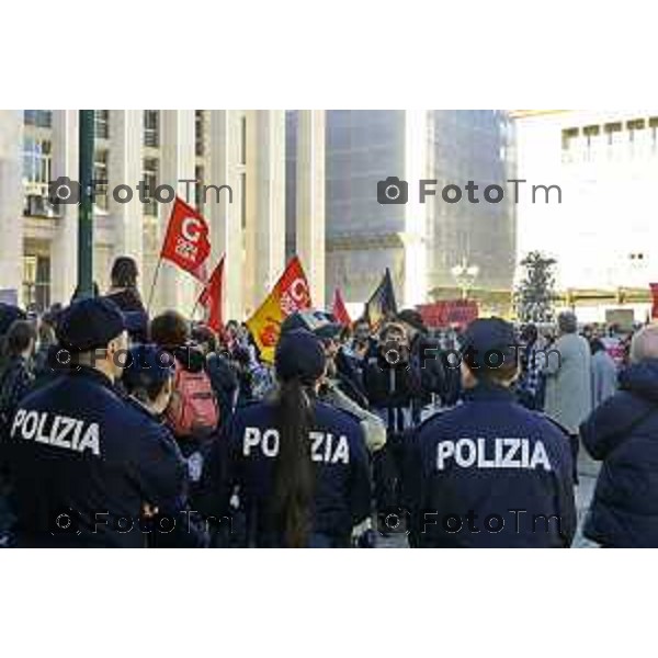 Bergamo protesta contro il caro vita e la scuola 24 ottobre 2026 cronaca Bergamo Italia Foto Tiziano Manzoni Lapresse