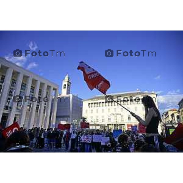 Bergamo protesta contro il caro vita e la scuola 24 ottobre 2026 cronaca Bergamo Italia Foto Tiziano Manzoni Lapresse