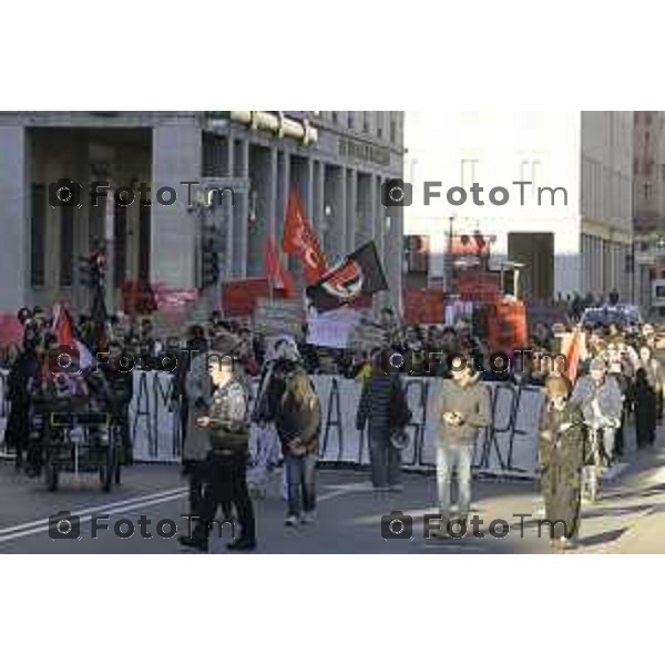 Bergamo protesta contro il caro vita e la scuola 24 ottobre 2026 cronaca Bergamo Italia Foto Tiziano Manzoni Lapresse