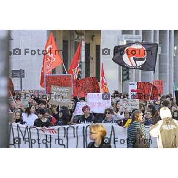Bergamo protesta contro il caro vita e la scuola 24 ottobre 2026 cronaca Bergamo Italia Foto Tiziano Manzoni Lapresse