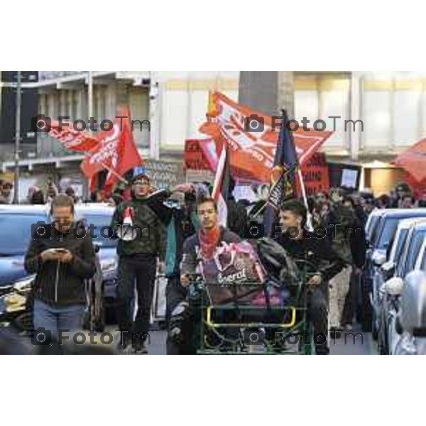 Bergamo protesta contro il caro vita e la scuola 24 ottobre 2026 cronaca Bergamo Italia Foto Tiziano Manzoni Lapresse