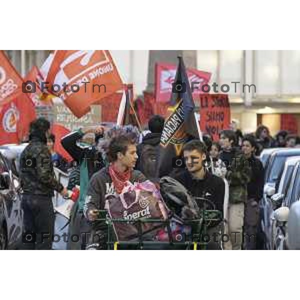 Bergamo protesta contro il caro vita e la scuola 24 ottobre 2026 cronaca Bergamo Italia Foto Tiziano Manzoni Lapresse