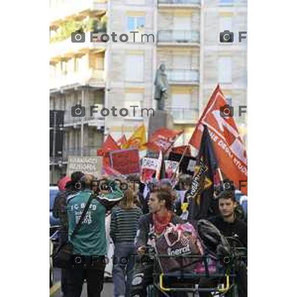 Bergamo protesta contro il caro vita e la scuola 24 ottobre 2026 cronaca Bergamo Italia Foto Tiziano Manzoni Lapresse