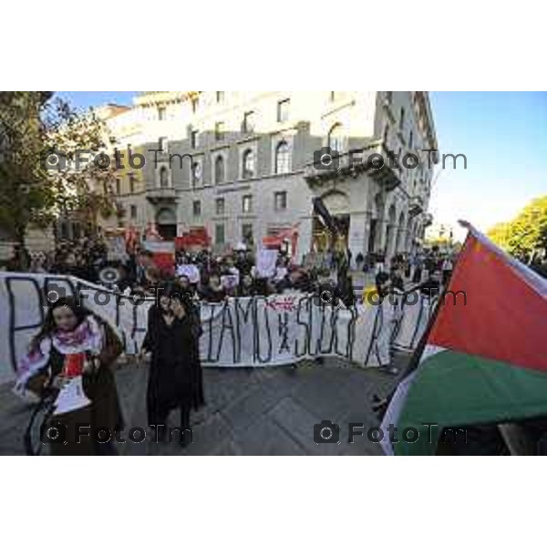 Bergamo protesta contro il caro vita e la scuola 24 ottobre 2026 cronaca Bergamo Italia Foto Tiziano Manzoni Lapresse