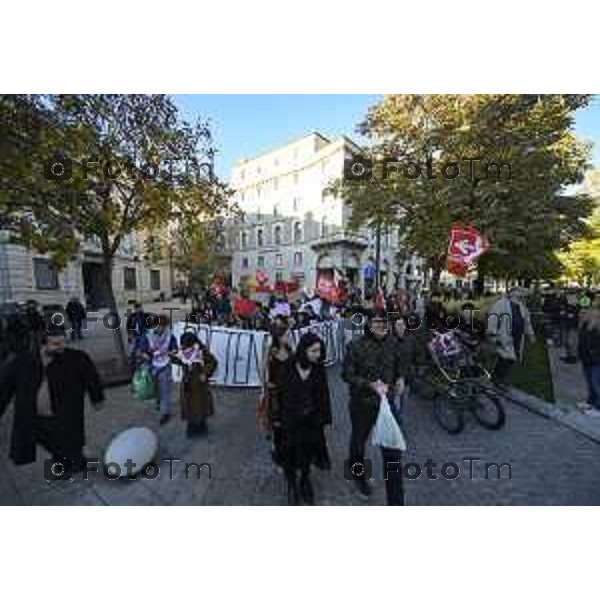 Bergamo protesta contro il caro vita e la scuola 24 ottobre 2026 cronaca Bergamo Italia Foto Tiziano Manzoni Lapresse
