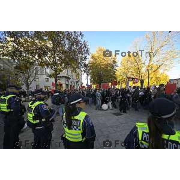 Bergamo protesta contro il caro vita e la scuola 24 ottobre 2026 cronaca Bergamo Italia Foto Tiziano Manzoni Lapresse