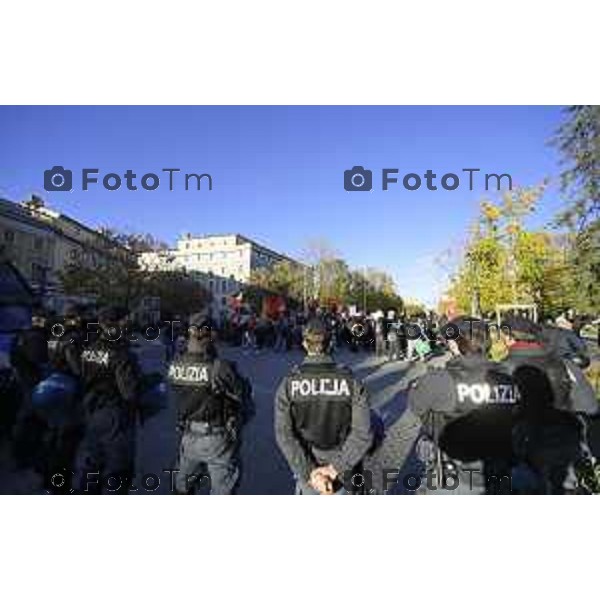 Bergamo protesta contro il caro vita e la scuola 24 ottobre 2026 cronaca Bergamo Italia Foto Tiziano Manzoni Lapresse