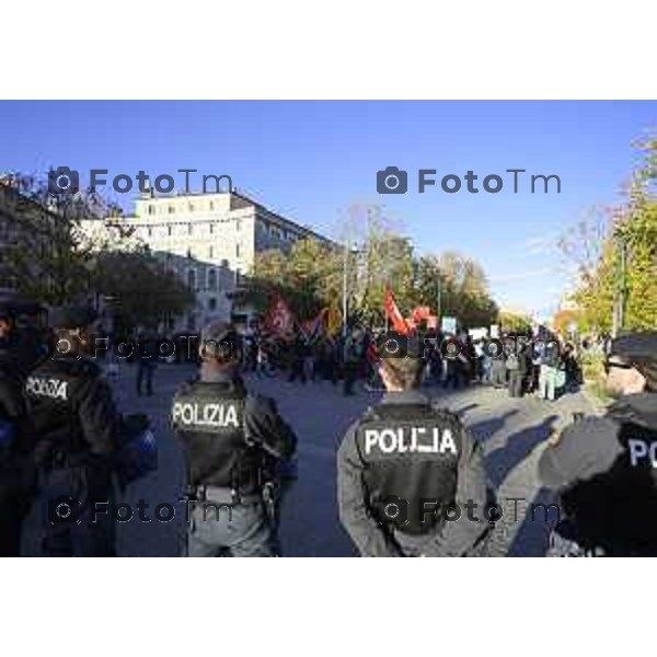 Bergamo protesta contro il caro vita e la scuola 24 ottobre 2026 cronaca Bergamo Italia Foto Tiziano Manzoni Lapresse