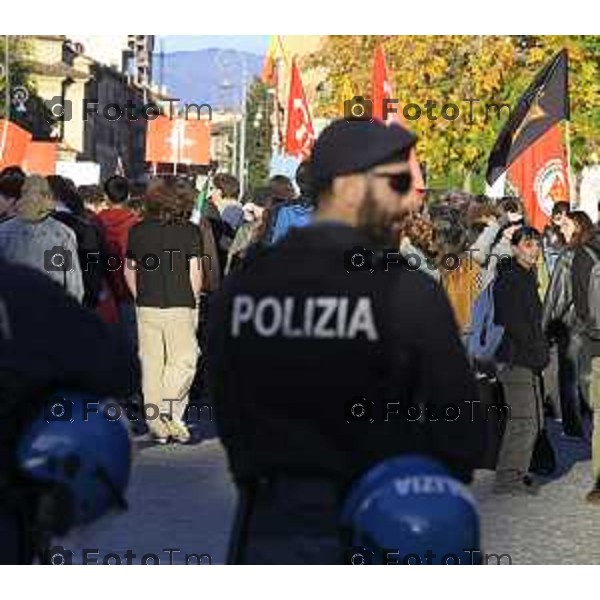 Bergamo protesta contro il caro vita e la scuola 24 ottobre 2026 cronaca Bergamo Italia Foto Tiziano Manzoni Lapresse