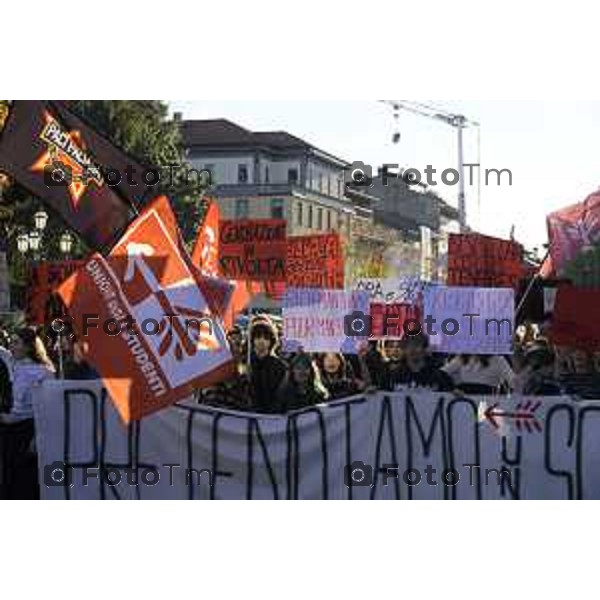 Bergamo protesta contro il caro vita e la scuola 24 ottobre 2026 cronaca Bergamo Italia Foto Tiziano Manzoni Lapresse