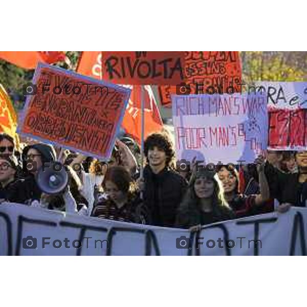 Bergamo protesta contro il caro vita e la scuola 24 ottobre 2026 cronaca Bergamo Italia Foto Tiziano Manzoni Lapresse