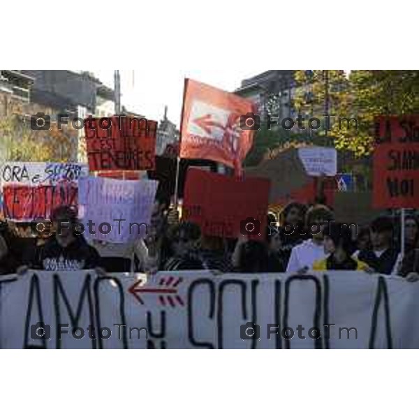 Bergamo protesta contro il caro vita e la scuola 24 ottobre 2026 cronaca Bergamo Italia Foto Tiziano Manzoni Lapresse