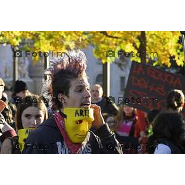 Bergamo protesta contro il caro vita e la scuola 24 ottobre 2026 cronaca Bergamo Italia Foto Tiziano Manzoni Lapresse