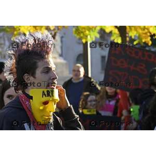 Bergamo protesta contro il caro vita e la scuola 24 ottobre 2026 cronaca Bergamo Italia Foto Tiziano Manzoni Lapresse