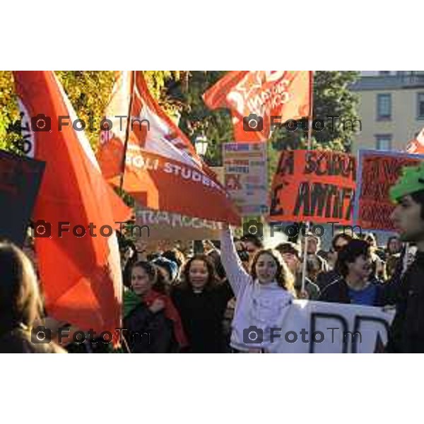 Bergamo protesta contro il caro vita e la scuola 24 ottobre 2026 cronaca Bergamo Italia Foto Tiziano Manzoni Lapresse