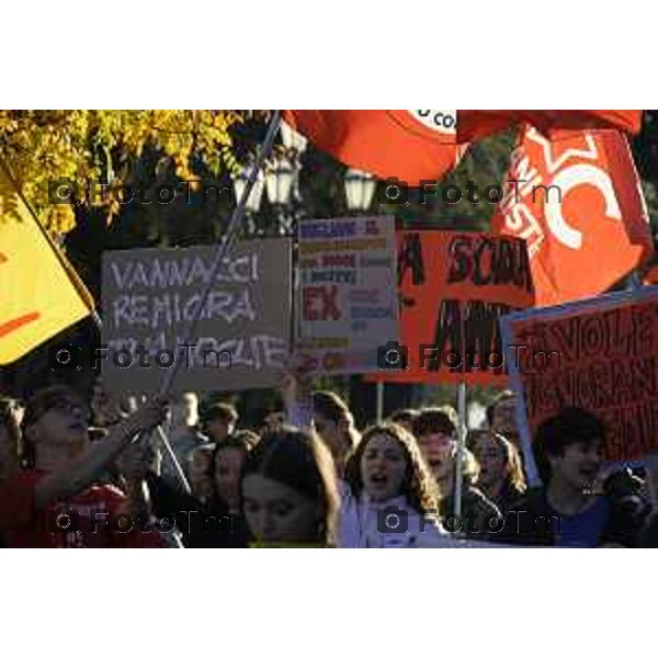 Bergamo protesta contro il caro vita e la scuola 24 ottobre 2026 cronaca Bergamo Italia Foto Tiziano Manzoni Lapresse