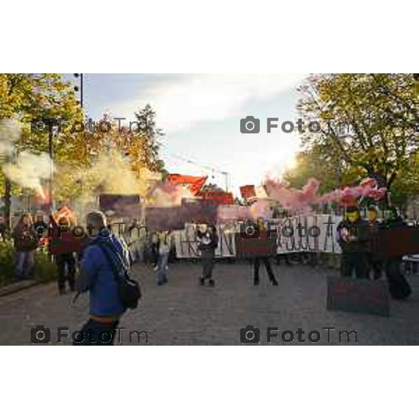 Bergamo protesta contro il caro vita e la scuola 24 ottobre 2026 cronaca Bergamo Italia Foto Tiziano Manzoni Lapresse