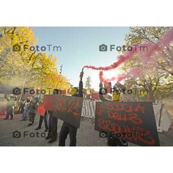 Bergamo protesta contro il caro vita e la scuola 24 ottobre 2026 cronaca Bergamo Italia Foto Tiziano Manzoni Lapresse