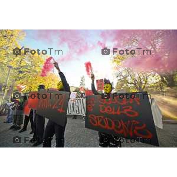 Bergamo protesta contro il caro vita e la scuola 24 ottobre 2026 cronaca Bergamo Italia Foto Tiziano Manzoni Lapresse