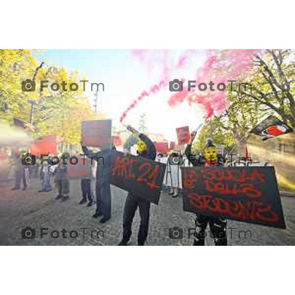 Bergamo protesta contro il caro vita e la scuola 24 ottobre 2026 cronaca Bergamo Italia Foto Tiziano Manzoni Lapresse