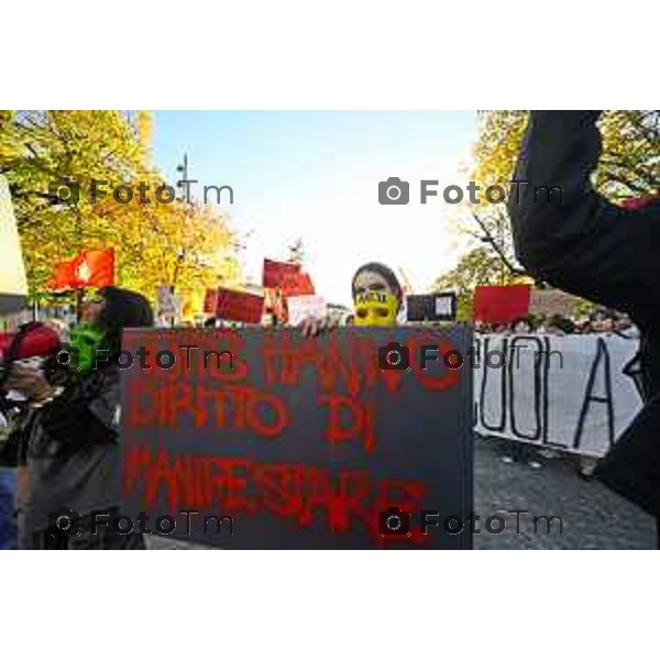 Bergamo protesta contro il caro vita e la scuola 24 ottobre 2026 cronaca Bergamo Italia Foto Tiziano Manzoni Lapresse