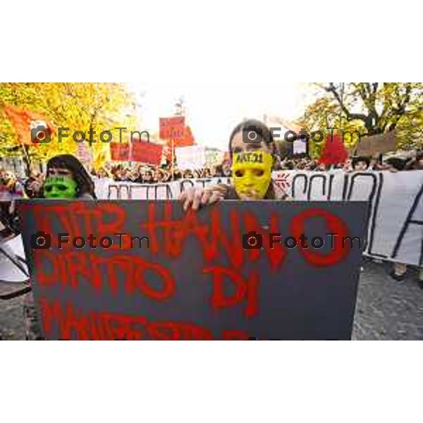 Bergamo protesta contro il caro vita e la scuola 24 ottobre 2026 cronaca Bergamo Italia Foto Tiziano Manzoni Lapresse