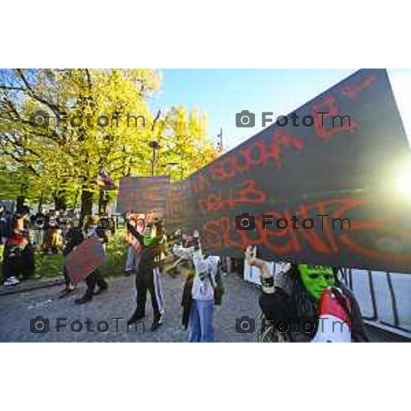 Bergamo protesta contro il caro vita e la scuola 24 ottobre 2026 cronaca Bergamo Italia Foto Tiziano Manzoni Lapresse