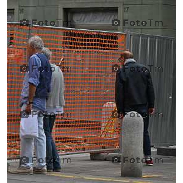 Foto Manzoni Tiziano/LaPresse 3-09-2022 Bergamo Italia - Cronaca - BergamoAnziani guardano cantieri