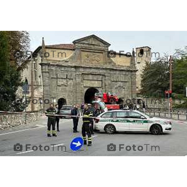 Foto Manzoni Tiziano/LaPresse 1-10-2022 Bergamo Italia - Cronaca - Bergamo Urtata la porta Sant Agostino e chiusa al traffico