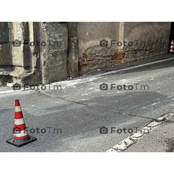 Foto Manzoni Tiziano/LaPresse 1-10-2022 Bergamo Italia - Cronaca - Bergamo Urtata la porta Sant Agostino e chiusa al traffico