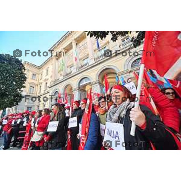 Foto Manzoni Tiziano/LaPresse 24-11-2023 Bergamo Italia- Cronaca Orhan Bergamo sciopero Cgil e UIL contro la legge di bilancio 2023