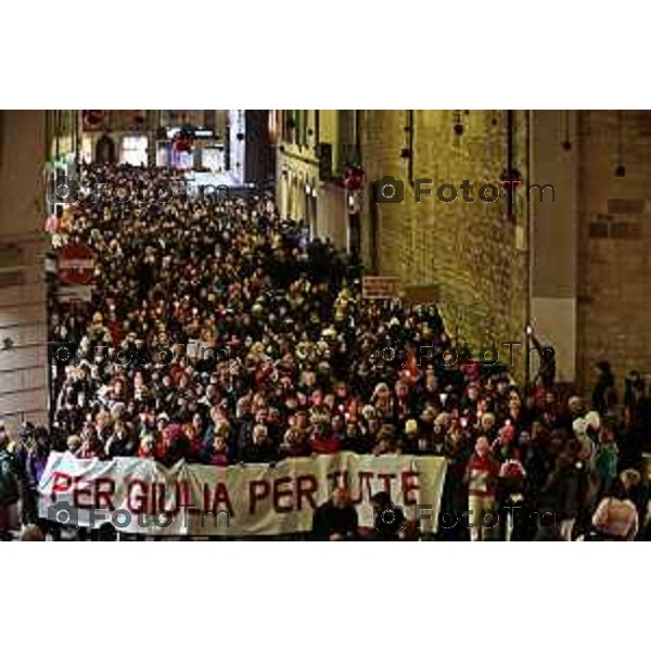 Tiziano Manzoni/LaPresse 24-11- 2023 Bergamo, Italia Cronaca Bergamo fiaccolata contro il femminicidio e per Giulia Cecchetin