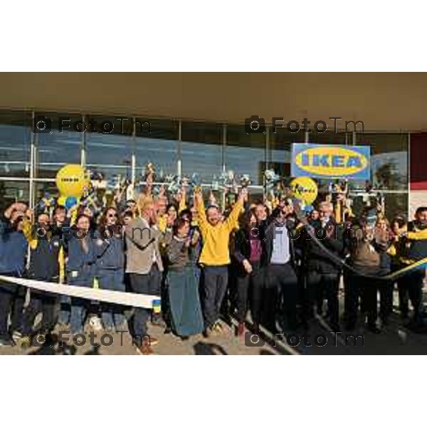 Foto Manzoni Tiziano/LaPresse 29 11-2023 Bergamo Italia- Cronaca Curno BG inaugurato il nuovo punto vendita Ikea centro commerciale curno