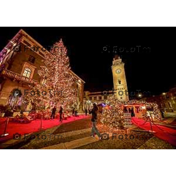 Foto Manzoni Tiziano/LaPresse 30-11-2023 Bergamo Italia- Cronaca Ruota Panoramica Natale 2023 albero Natale casa di Babbo Natale piazza sentierone
